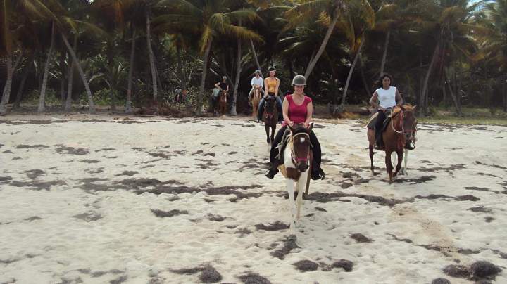 Des promenades équestres sur la plage du Grand Macabou
